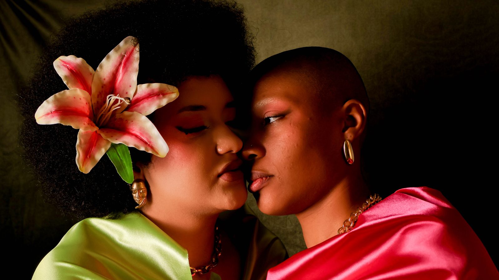 Her Mind, as duas juntas em cena ampla com o lírio